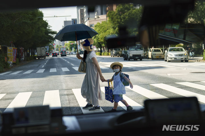 [도쿄=AP/뉴시스] 일본의 택시업계가 ‘역대급 호황’을 맞았다고 주간지 스파!가 17일 보도했다. 사진은 도쿄의 택시 안에서 촬영한 한 가족. (*본문과 관련 없는 사진) 2024.04.19.
