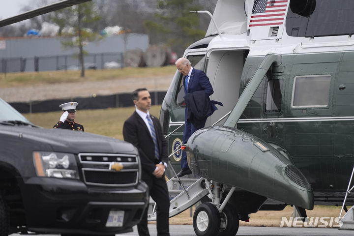[베세즈다=AP/뉴시스] 조 바이든 미국 대통령이 28일(현지시간) 정기 건강검진을 받기 위해 메릴랜드주 베세즈다 월터리드 국립군의료센터에 도착하고 있다. 2024.02.29.