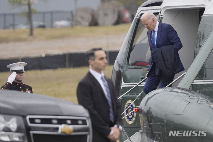 [메릴랜드=AP/뉴시스] 조 바이든 미국 대통령이 28일 건강검진을 받기 위해 메릴랜드주 베데스다에 위치한 월터리드 군 의료센터에 도착하고 있다. 2024.02.29.
