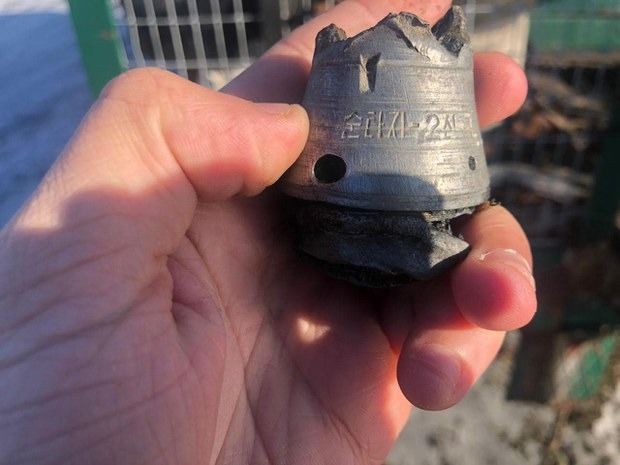 [서울=뉴시스]러시아군이 우크라이나에 발사한 포탄 파편에 한글이 적혀 있다. (출처=우크라이나 하르키우 수사국장 페이스북) *재판매 및 DB 금지