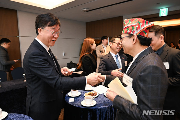 [안산=뉴시스] 이민근 안산시장(사진 왼쪽)이 27일 전국다문화도시협의회 신년 오찬 간담회에 참석해 각 국 주한 대사들과 인사를 나누고 있다.(사진=안산시 제공)2024.02.28.photo@newsis.com