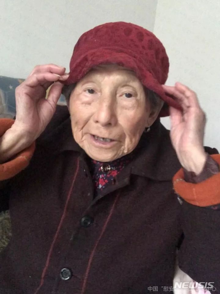 [베이징=뉴시스]상하이사범대 위안부문제연구센터는 일본군 위안부 피해 생존자였던 류녠전 할머니가 27일 후난성 웨양현에서 107세를 일기로 세상을 떠났다고 밝혔다. 사진은 위안부문제연구센터가 공개한 류 할머니의 생전 모습.(사진=상하이사범대 위안부문제연구센터 웨이보 갈무리) 2024.2.28 photo@newsis.com