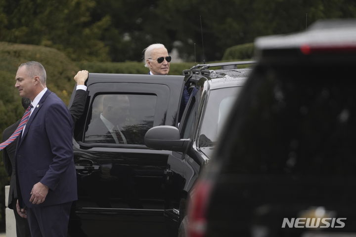 [메릴랜드=AP/뉴시스] 조 바이든 미국 대통령이 28일 메릴랜드주 베데스다에 위치한 월터리드 군 의료센터에서 정기 건강검진을 받은 뒤 떠나고 있다. 2024.02.29.