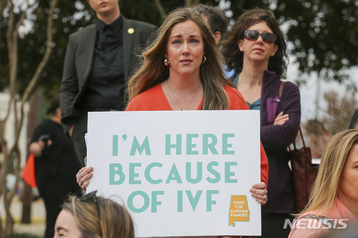 [버밍햄=AP/뉴시스] 미국인의 66%가 ‘냉동 배아도 사람’이라는 판결에 반대한다는 설문 조사 결과가 나왔다고 미 매체 액시오스가 28일(현지시간) 보도했다. 사진은 앨라배마주 대법원 앞에서 IVF 판결 반대 시위를 벌이는 여성. 2024.02.29.