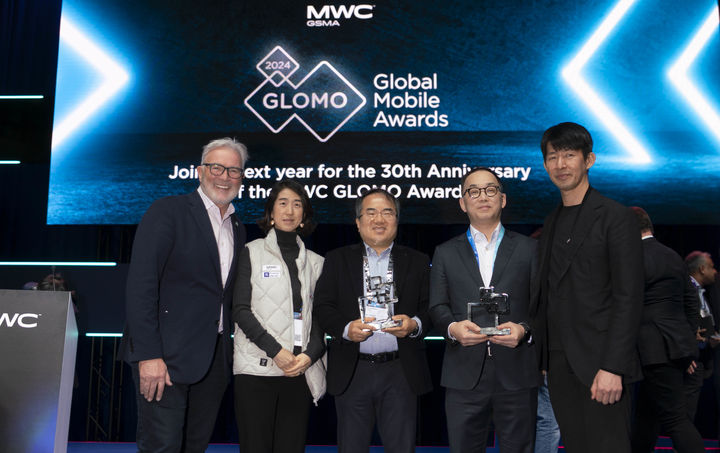 [바르셀로나(스페인)=뉴시스] SK텔레콤은 세계이동통신사업자협회(GSMA)가 주최한 글로벌 모바일(글로모, GLOMO) 어워드에서 인공지능(AI) 기반 시각보조 음성 안내 서비스 '설리번파인더'와 AI 클라우드 관리 플랫폼 '클라우드 레이다'가 수상했다고 29일 밝혔다. 엄종환 SK텔레콤 ESG혁신 담당(왼쪽 세번째)과 조수원 투아트 대표(왼쪽 첫번째)가 GLOMO2024에서 AI기반 시각보조 음성 안내 서비스 ‘설리번파인더’로 수상하고 있다. (사진=SK텔레콤 제공) *재판매 및 DB 금지