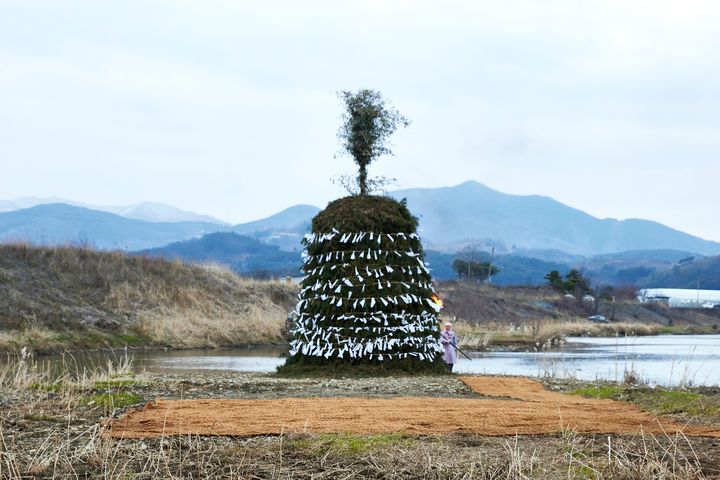 Daljip Teugi ritual in Cheongdo, South Korea, organised on occasion of the exhibition La Maison de La Lune Brûlée. Collateral event of the 60th Biennale di Venezia *재판매 및 DB 금지