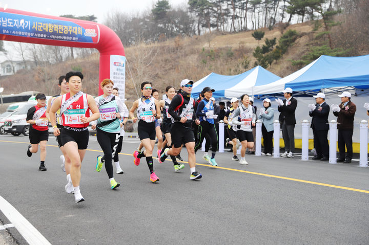 [서산=뉴시스] 출발하는 선수들(사진=서산시 제공) 2024.02.29. *재판매 및 DB 금지