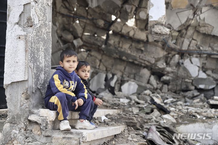 [ 가자시티=신화/뉴시스] 가자시티의 폐허에서 2월 28일 구호를 기다리고 있는 아이들. 가자지구의 상황이 최악으로 치닫고 구호품 트럭에 몰리는 사람들에대한 이스라엘군의 총격 사건까지 발생한 가운데 5월 1일에는 이스라엘정착민들이 요르단의 구호품 수송대를 습격하는 사건까지 발생했다고 팔레스타인 자치정부는 비난했다. 2024. 05.02. 