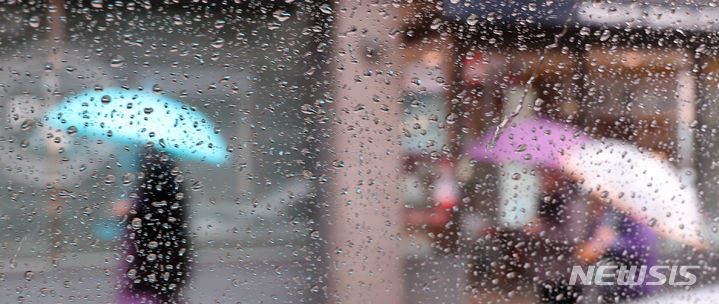 [부산=뉴시스] 하경민 기자 = 봄을 재촉하는 비가 내린 29일 부산 서구의 한 거리에서 시민들이 우산을 쓴 채 걸어가고 있다. 2024.02.29. yulnetphoto@newsis.com