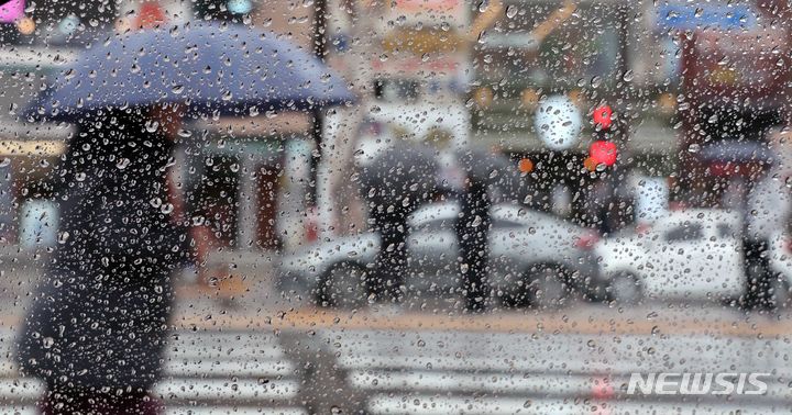 [부산=뉴시스] 하경민 기자 = 3·1절 연휴 마지막 날인 3일 일요일은 오전까지 전국 대부분 지역에 비 또는 눈이 내리겠다. 일부 지역에선 돌풍과 함께 천둥·번개도 동반되겠다. 사진은 지난달 29일 부산 동구 부산역 앞에서 우산을 쓴 시민들이 횡단보도 신호를 기다리고 있는 모습. 2024.02.29. yulnetphoto@newsis.com