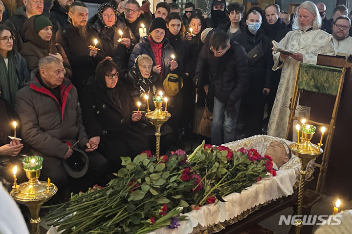 [모스크바=AP/뉴시스] 러시아 야당 지도자 알렉세이 나발니의 장례식이 거행된 1일 모스크바 마리노 지구 우톨리 모야 페찰리 성모상 교회에서 가족과 동료들이 마지막 인사를 나누고 있다. 2024.03.02.