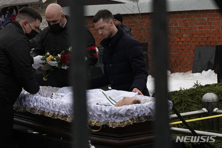 [모스크바=AP/뉴시스] 러시아 야당 지도자 알렉세이 나발니의 장례식이 1일 모스크바 보리소프스코예 묘지에서 거행되고 있다. 2024.03.02.