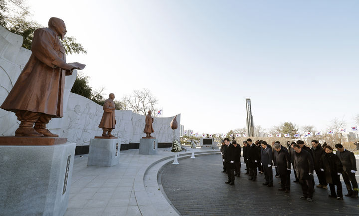 [청주=뉴시스] 임선우 기자 = 이범석 시장을 비롯한 충북 청주시 간부 공무원들이 1일 105주년 3·1절을 맞아 청주시 상당구 수동 삼일공원 민족대표 5인 동상 앞에서 참배하고 있다. (사진=청주시 제공) 2024.03.01. photo@newsis.com *재판매 및 DB 금지