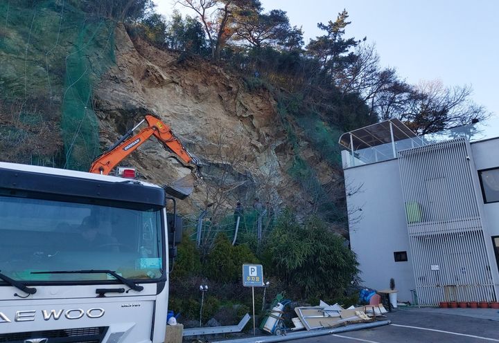 [광주=뉴시스] 지난 2월 16일 광주 북구 월충동 한 야산 경사면에서 돌덩이가 쏟아져 인근 카페 벽면이 무너지는 사고가 발생했다. (사진 = 광주 북구 제공) 2024.03.03. photo@newsis.com *재판매 및 DB 금지