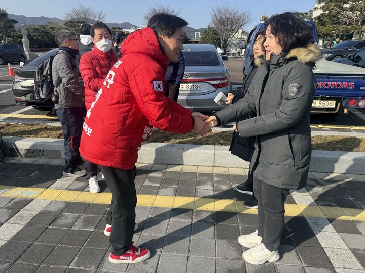 [밀양=뉴시스] 안병구 경남 밀양시장 예비후보가 1일 밀양시청 광장에서 열린 3·1절 밀양역전경주대회에 방문해 참여 선수들을 격려하고 있다. (사진= 안병구 예비후보 선거사무소 제공) 2024.03.01. photo@newsis.com *재판매 및 DB 금지