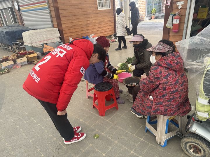 [밀양=뉴시스] 안병구 경남 밀양시장 예비후보가 전통시장 장날인 1일 무안면 전통시장을 방문해 주민들에게 지지를 호소하고 있다. (사진= 안병구 예비후보 선거사무소 제공) 2024.03.01. photo@newsis.com *재판매 및 DB 금지