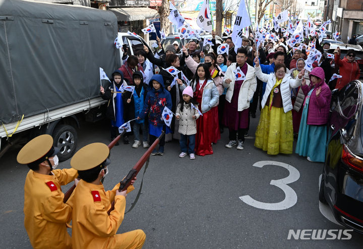 [광주=뉴시스] 김혜인 기자 = 3·1절인 1일 오전 광주 광산구 고려인마을에서 고려인 후손들이 3·1절 그날을 재현하고 있다. 2024.03.01. hyein0342@newsis.com