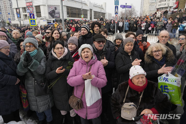[모스크바=AP/뉴시스] 러시아 야당 지도자 알렉세이 나발니의 장례식이 거행된 1일 모스크바 마리노 지구 우톨리 모야 페찰리 성모상 교회에 앞에 추모객들이 모여 있다. 2024.03.02.
