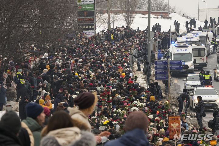 [모스크바=AP/뉴시스] 러시아 야당 지도자 알렉세이 나발니의 장례식이 거행된 1일 모스크바 마리노 지구 우톨리 모야 페찰리 성모상 교회에 앞에 추모객들이 모여 있다. 2024.03.02.