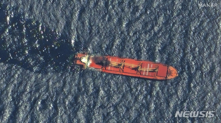 [AP/뉴시스] 벨리즈 선적 영국 화물선 루비마르호가 예멘 후티 반군의 공격을 받은 뒤 홍해에 기름띠가 형성된 모습. 2024.03.03.
