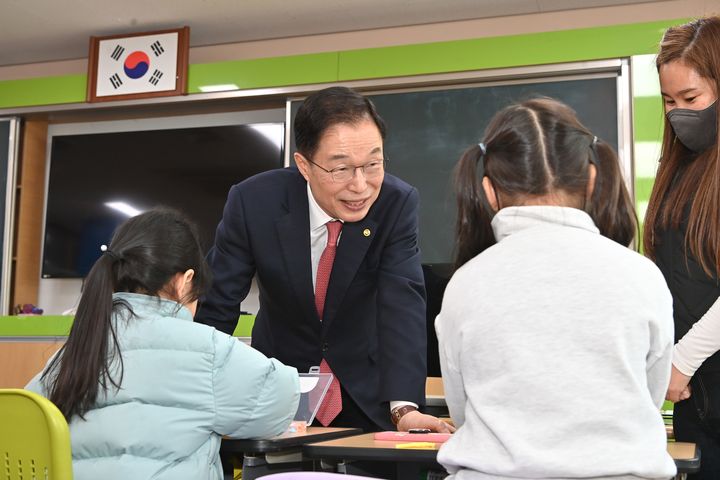 [안동=뉴시스] 임종식 경북교육감이 4일 풍천풍서초등학교 늘봄교실을 방문해 아이들과 인사하고 있다. (사진=경북교육청 제공) 2024.03.04 *재판매 및 DB 금지