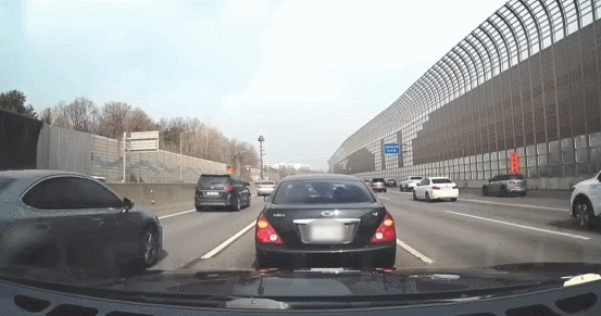 고속도로에서 두 명의 여성이 차를 세우고 운전자를 교대하는 모습이 담긴 영상이 공개되며 논란이 일고 있다. (사진=온라인 커뮤니티 '보배드림' 캡처) *재판매 및 DB 금지