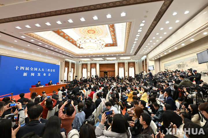 [베이징=신화/뉴시스] 4일 중국 베이징 인민대회당에서 전국인민대표대회(전인대) 사전 기자회견에 열리고 있다. 중국의 국정 운영방침이 정해지는 전인대는 5일부터 11일까지 7일 간 개최된다. 2024.03.04 