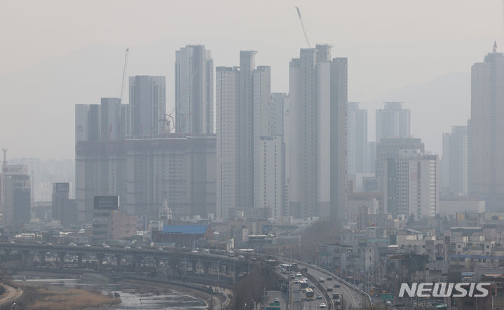 [대구=뉴시스] 이무열 기자 = 대구지역 초미세먼지 농도가 나쁨 수준인 4일 대구 북구 산격동에서 바라본 도심이 뿌옇게 보이고 있다. 2024.03.04. lmy@newsis.com