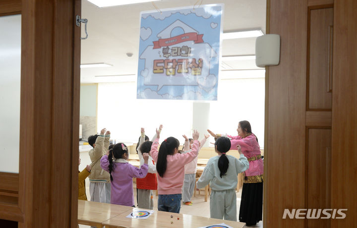 [울산=뉴시스] 배병수 기자 = 4일 오후 울산 남구 개운초등학교의 한 교실에서 늘봄학교 도담도담 프로그램에 참가중인 학생들이 전통놀이 수업을 하고 있다. 교육부와 전국 시도교육청들은 이달 신학기부터 초등학생들에게 아침, 저녁으로 다양한 방과 후 수업과 돌봄 서비스를 제공하는 '늘봄학교'를 전면 시행한다. 늘봄학교는 방과후교실과 돌봄교실을 통합한 형태를 말한다. 2024.03.04. bbs@newsis.com