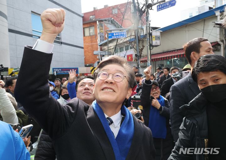 [서울=뉴시스] 김금보 기자 = 이재명 더불어민주당 대표가 4일 오후 서울 종로구 창신시장을 방문해, 고층에서 환호하는 지지자들에게 인사하고 있다. (공동취재) 2024.03.04. photo@newsis.com