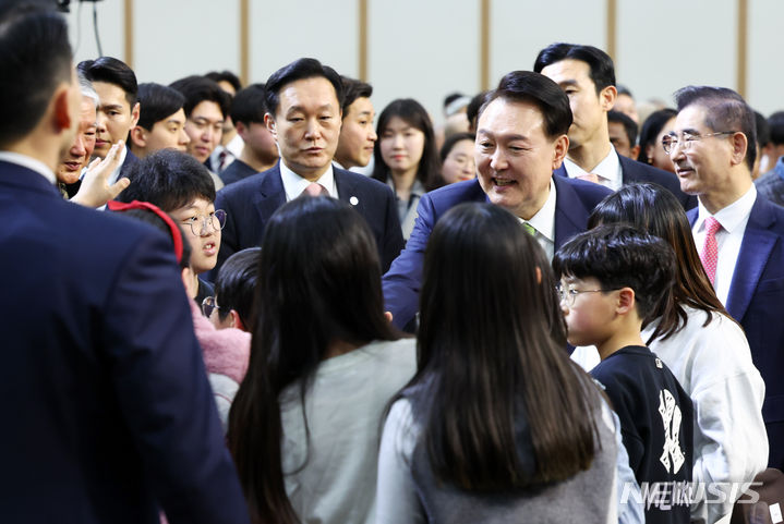 [대구=뉴시스] 전신 기자 = 윤석열 대통령이 4일 대구 북구 엑스코에서 열린 제4회 국립공원의 날 및 팔공산 국립공원 승격 기념식을 마친 뒤 어린이들과 인사하고 있다. 2024.03.04. photo1006@newsis.com