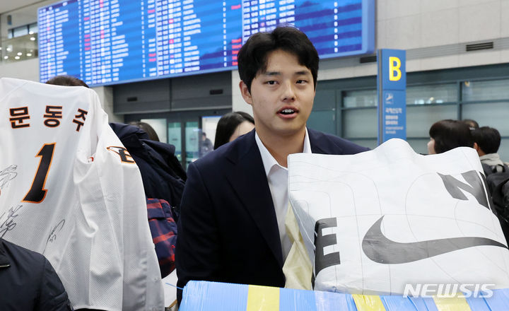 [인천공항=뉴시스] 조성우 기자 = 한화 이글스 문동주가 일본 오키나와에서 스프링캠프를 마치고 4일 오후 인천국제공항 제1여객터미널을 통해 귀국하고 있다. 2024.03.04. xconfind@newsis.com