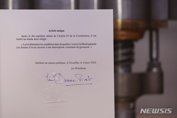 [파리=AP/뉴시스] 프랑스 의회가 헌법에 여성의 낙태 권리를 명시하는 헌법 개정안을 승인한 4일(현지시간) 파리 베르사유 궁전에서 야엘 브라운 피벳 프랑스 국회의장이 서명한 개정안 모습. 2024.03.05.