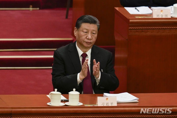 [베이징=AP/뉴시스] 시진핑 중국 국가주석이 5일(현지시각) 중국 베이징의 인민대회당에서 열린 제14기 전국인민대표대회(전인대) 개회식에 참석해 박수를 치고 있다. 2024.03.05.