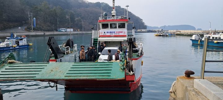 [통영=뉴시스] 신정철 기자= 18년간 뱃길이 끊긴 경남 통영시의 소외된 섬 산양읍 오곡도에 도선사업 면허를 취득한 '섬나들이호'가 지난 4일 취항했다.사진은 산양읍 달아항을 출항하는 섬나들이호 모습.(사진=통영시 제공).2024.03.05. photo@newsis.com *재판매 및 DB 금지