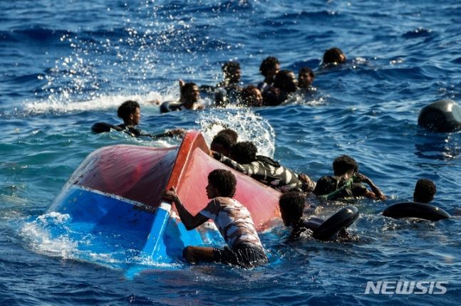 [람페두사(이탈리아)=AP/뉴시스] 지난 3일(현지시간) 프랑스 됭케르크 해변 인근에서 영국으로 향하던 불법 이민 선박이 전복돼 7세 여아가 사망했다고 4일 BBC 등이 보도했다. 사진은 지난해 8월 난파된 배의 파편을 잡고 이탈리아 람페두사섬 인근 해상에서 구조를 기다리는 불법 이민자들. (*본문과 관련 없는 사진) 2024.03.05. *재판매 및 DB 금지