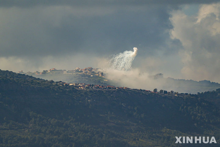 [마르카바=신화/뉴시스] 지난달 4일(현지시각) 이스라엘과 국경을 맞대고 있는 레바논 남부 마르카바 마을에서 이스라엘의 포격으로 연기가 피어오르고 있다. 2024.04.13.