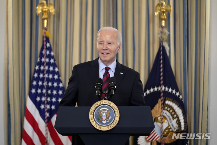 [워싱턴=AP/뉴시스] 조 바이든 미국 대통령이 5일(현지시각) 백악관 다이닝룸에서 열린 제6차 경쟁위원회 회의에 참석해 발언하고 있다. 2024.03.06.