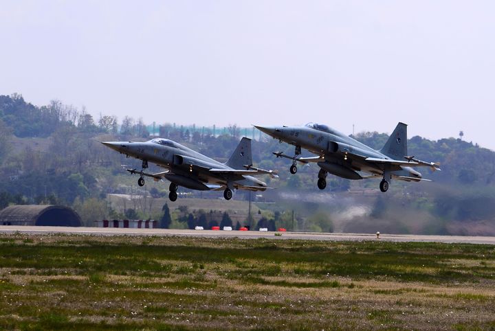 [수원=뉴시스] 공군 제10전투비행단에서 F-5 전투기가 이륙하고 있다. (사진=제10전투비행단 제공) 2024.03.06. photo@newsis.com *재판매 및 DB 금지