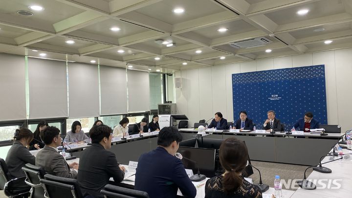 [서울=뉴시스] 외교부는 6일 청년들의 해외진출 지원 방안을 모색하기 위해 2030자문단과 간담회를 개최했다. (사진= 외교부 제공)