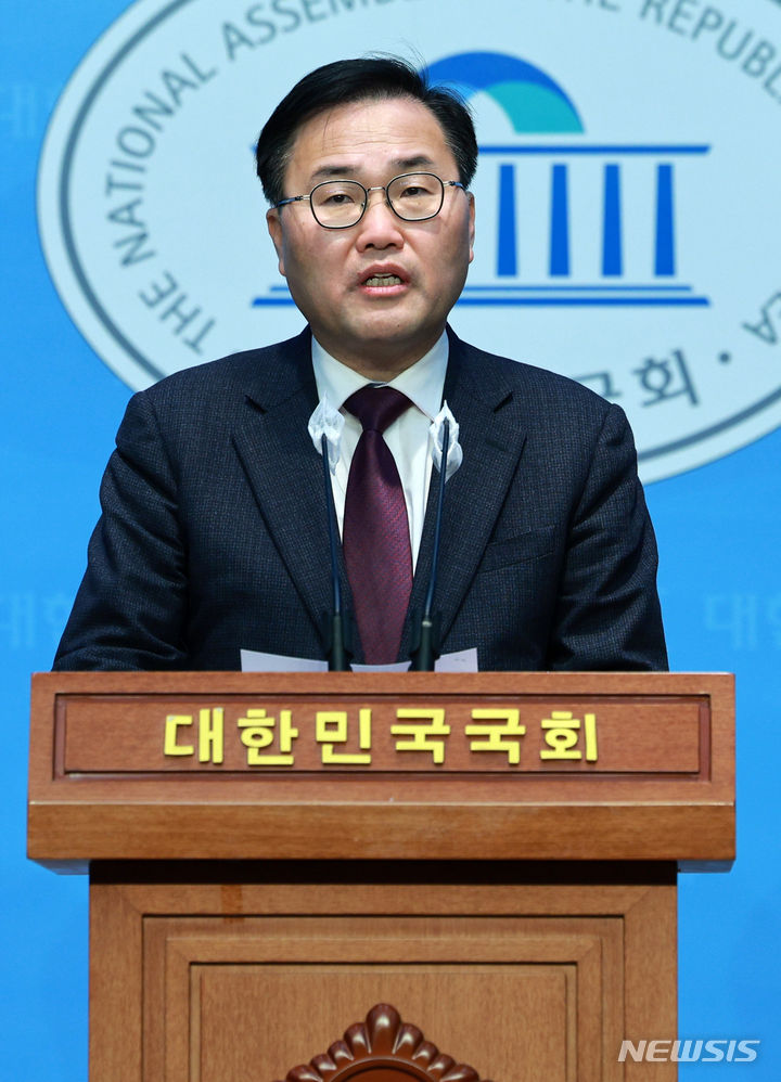 [서울=뉴시스] 고범준 기자 = 홍석준 국민의힘 의원이 6일 오전 서울 여의도 국회 소통관에서 기자회견을 열고 컷오프(공천배제)에 대한 입장을 밝히고 있다. 2024.03.06. bjko@newsis.com