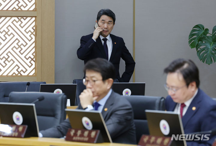 [세종=뉴시스] 전신 기자 = 이주호 사회부총리 겸 교육부 장관이 지난 6일 세종 어진동 정부세종청사에서 열린 국무회의에 앞서 통화를 하고 있다. (대통령실통신사진기자단) 2024.03.07. photo1006@newsis.com