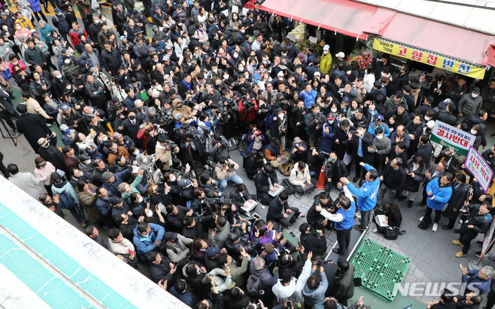 [서울=뉴시스] 고범준 기자 = 이재명 더불어민주당 대표가 6일 서울 양천구 목동깨비시장을 방문해 제22대 국회의원 선거 서울 양천구갑에 출마하는 황희 후보의 지지연설을 하고 있다. (공동취재) 2024.03.06. photo@newsis.com