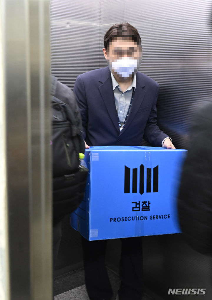 [광주=뉴시스] 광주지검 수사관이 광주 한 선거사무실에서 '불법전화방 운영' 의혹 관련 압수수색을 마치고 이동하고 있다. (사진=뉴시스DB) photo@newsis.com