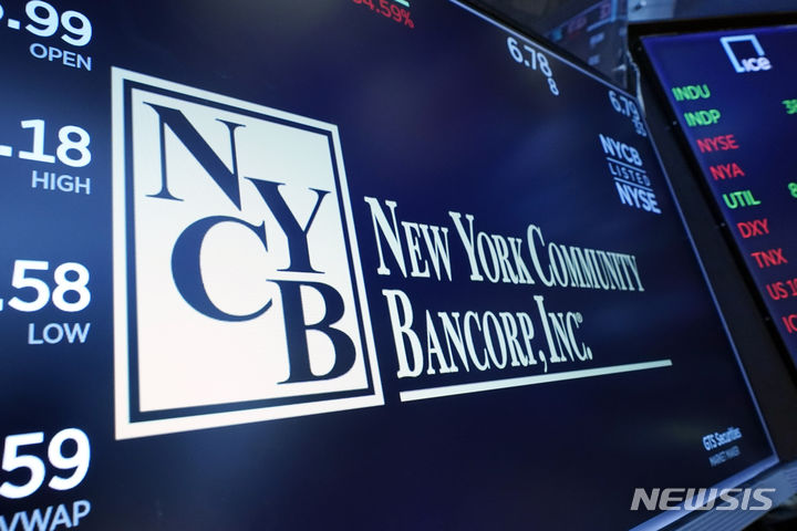 [뉴욕=AP/뉴시스] 스탠더드앤드푸어스(S&P)가 26일(현지시각)미국 지역 은행 5곳의 신용 등급 전망을 '안정적'에서 '부정적'으로 강등했다. 사진은 미 뉴욕 증권거래소 전광판에 나타난 뉴욕커뮤니티은행(NYCB)의 로고. 2024.03.27.