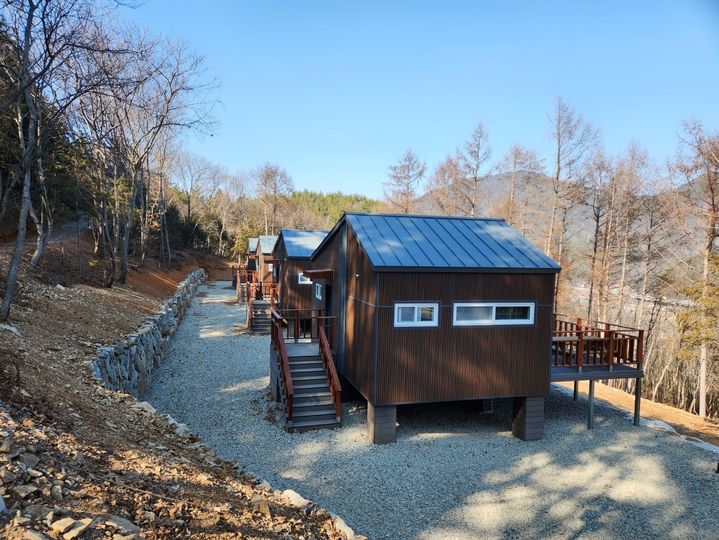 [고성(경남)=뉴시스] 신정철 기자= 경남 고성군은 '고성읍 갈모봉 자연휴양림'을 정식 개장하기 전 기준공된 7동(19.52㎡ 3동, 33.75㎡ 4동)을 대상으로 오는 4월 5일부터 5월 25일까지 16일간 금요일과 토요일 시범운영을 실시한다고 7일 밝혔다.사진은 갈모봉 숲속의 집 전경.(사진=고성군 제공).2024.03.07. photo@newsis.com *재판매 및 DB 금지