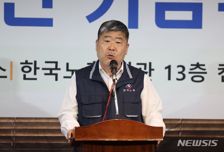 [서울=뉴시스] 고승민 기자 = 7일 서울 한국노동조합총연맹에서 열린 창립 78주년 기념식 및 후원의날 행사에서 김동명 위원장이 기념사를 하고 있다. 2024.03.07. kkssmm99@newsis.com