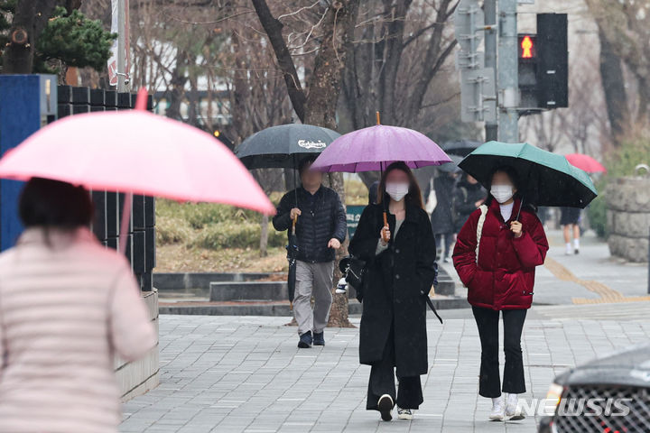 [서울=뉴시스] 권창회 기자 = 전국 대부분 지역에 비 또는 눈이 예보된 지난 7일 오후 서울 시내 거리에서 시민들이 우산을 쓰고 이동하고 있다. 2024.03.07. kch0523@newsis.com