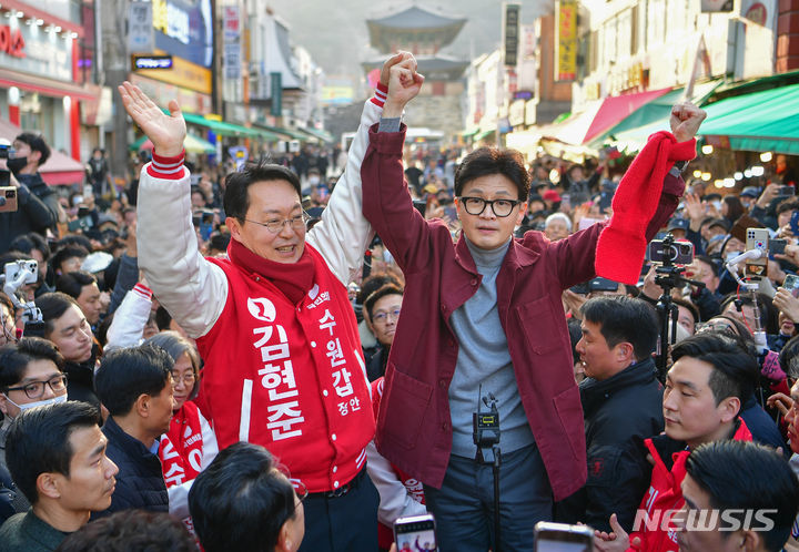 [수원=뉴시스] 김종택 기자 = 한동훈 국민의힘 비상대책위원장이 7일 경기도 수원시 팔달구 지동시장을 방문해 수원갑 김현준 후보와 함께 시민들에게 지지를 호소하고 있다. (공동취재) 2024.03.07. photo@newsis.com