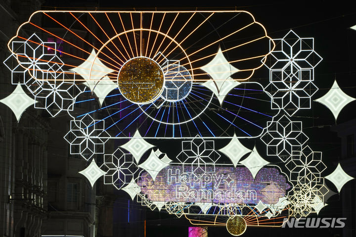 [런던=AP/뉴시스] 7일(현지시각) 영국 런던의 피커딜리 서커스 광장에 이슬람 최대 명절인 '라마단'을 축하하는 빛 조형물이 설치돼 있다. 런던 중심가에 라마단을 축하하는 조명등이 설치된 것은 올해로 2년째다. 2024.03.08.